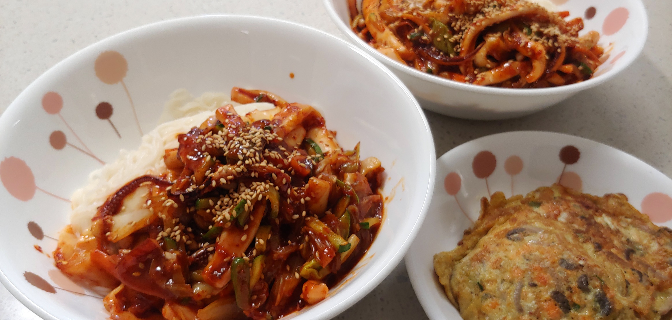 오징어 볶음을 소면에 말아 느타리버섯전과 먹었어요.