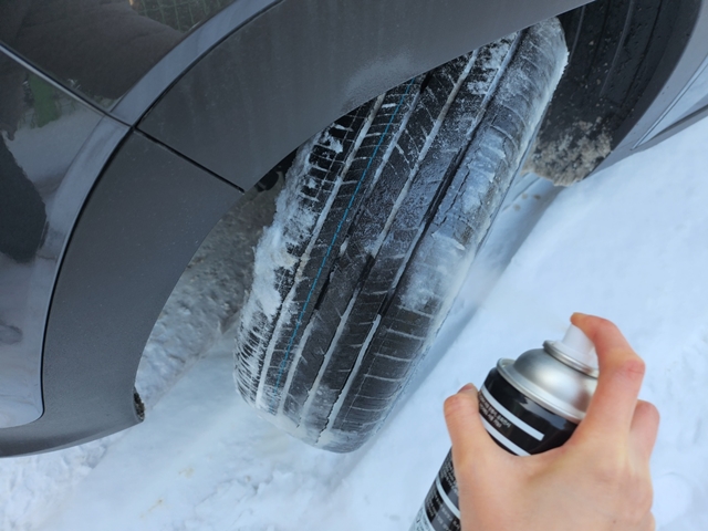 스노우 스프레이를 바퀴에 분사하는 모습