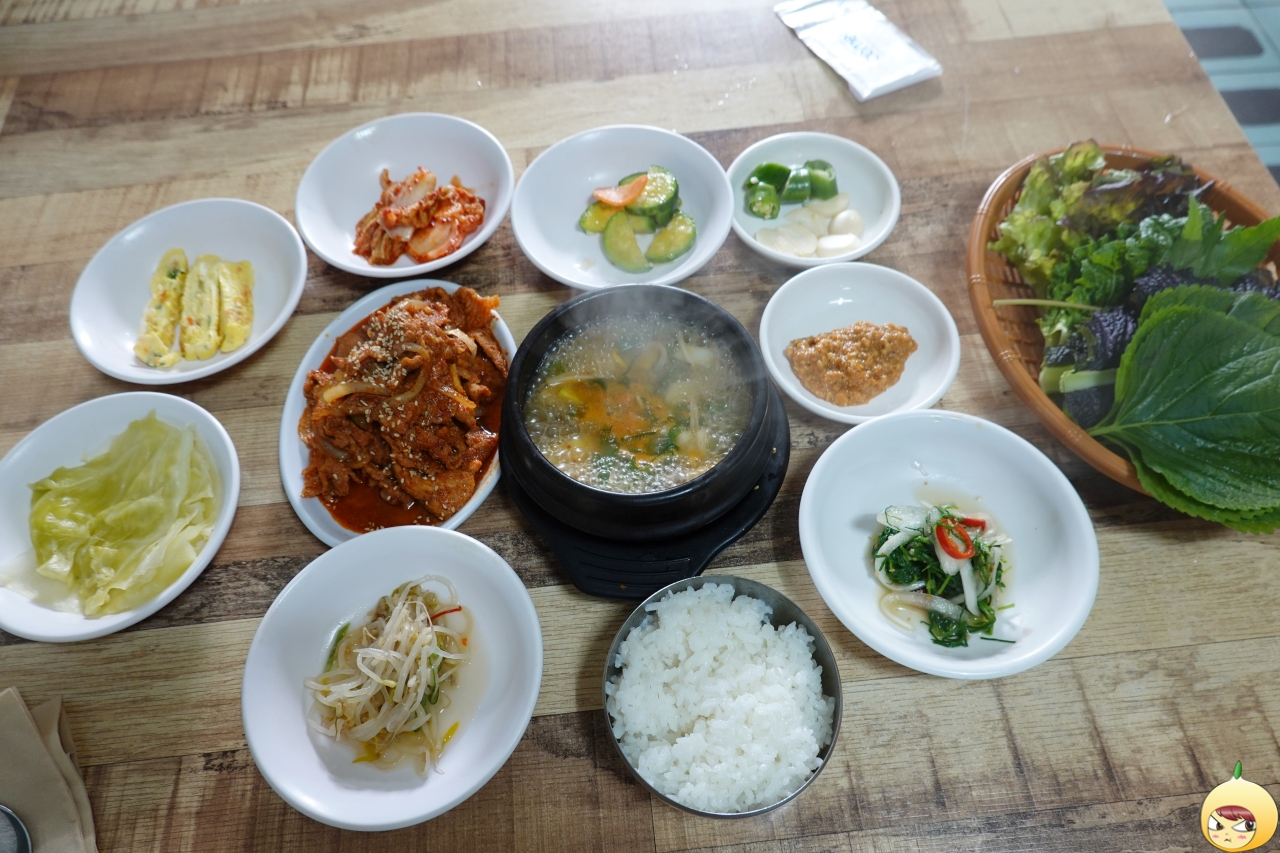 뭉치바위 제육쌈밥 한상