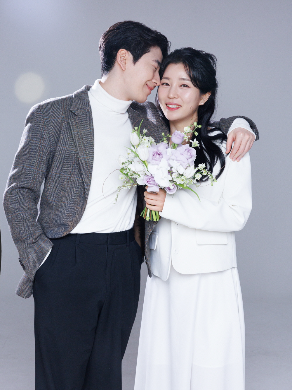 천안사진관 순백스튜디오 커플 프로필사진, 신부동 스튜디오에서 부케 들고 다정하게 포옹한 커플 프로필사진 예시