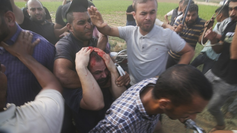 하마스,&nbsp;이스라엘&nbsp;군인&middot;민간인&nbsp;최소&nbsp;수십명&nbsp;인질로 잡아가 Video appears to show Hamas taking Israeli civilian hostage