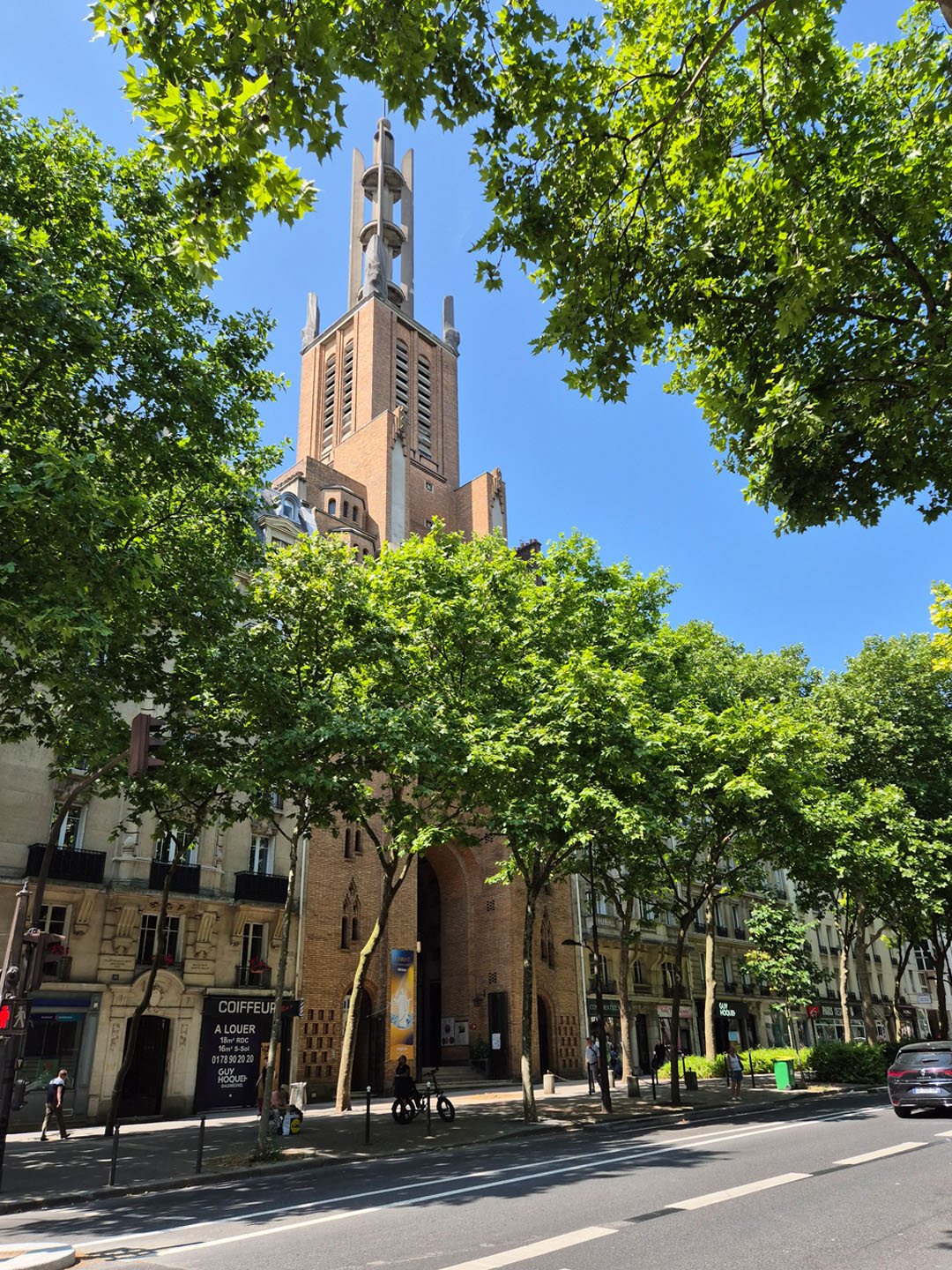 파리 12구 성령 성당 외관, 관광객이 적고 조용히 기도하며 머물기 좋은 동네 성당