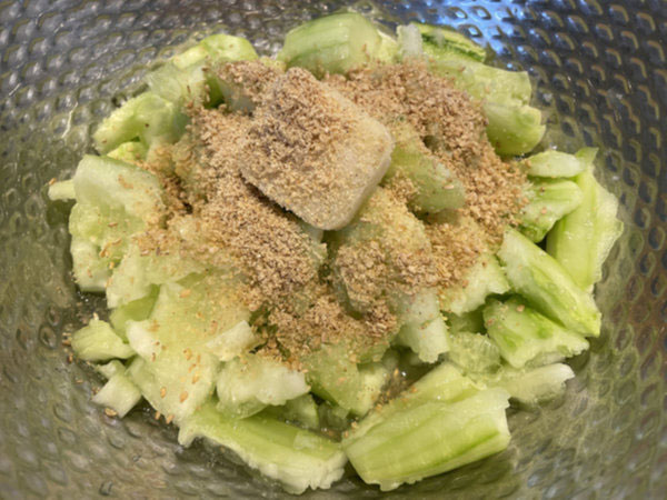 오이탕탕이 간단오이무침 - 마늘은 4작은술, 참깨는 1큰술 듬뿍