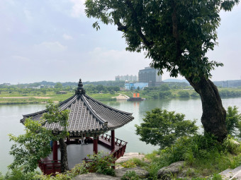 신륵사 내에 남한강변을 바라보는 정자 사진