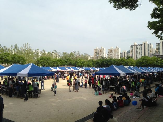 천막과 많은 인파의 어린이날 행사