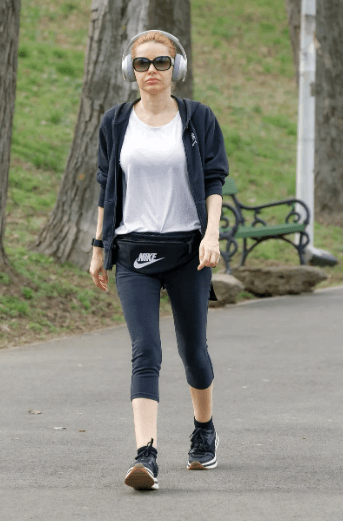 헤드셋을 쓰고 걷기운동 하는 여성