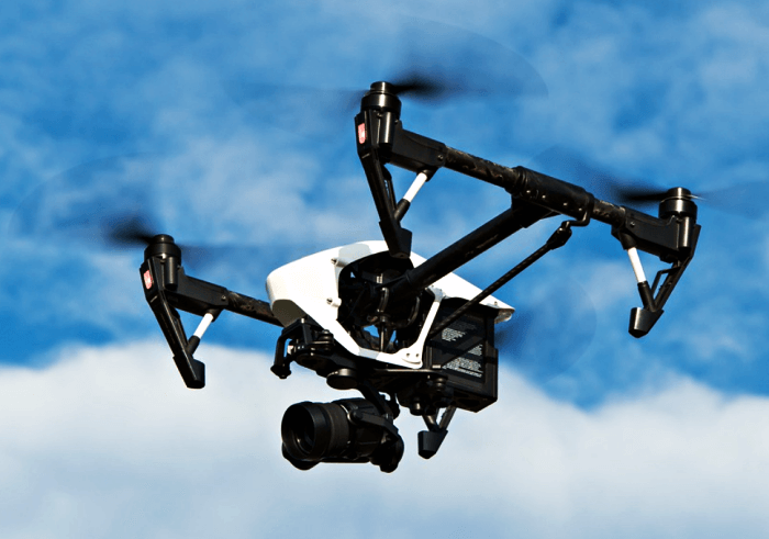 하늘을 나는 드론