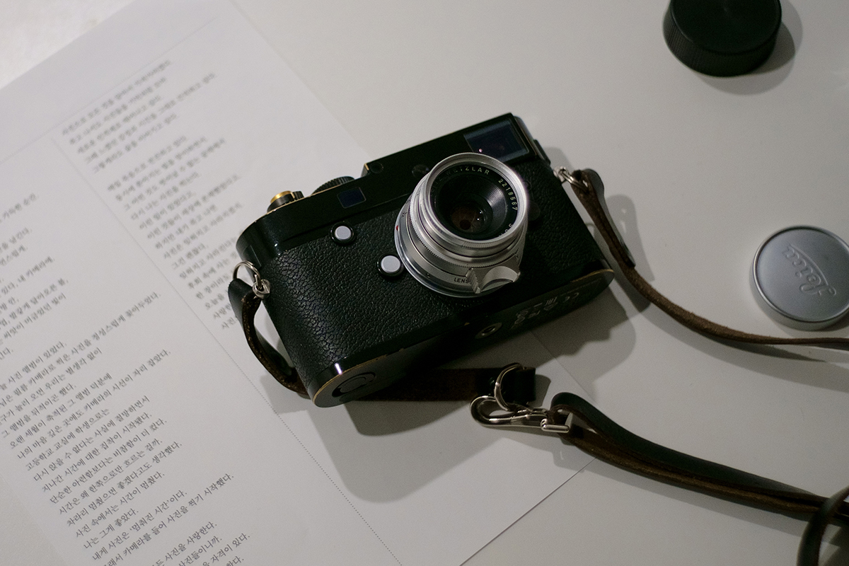 책상 위에 주마론 35mm와 결합된 라이카 M-P 모델이 올라와있다.