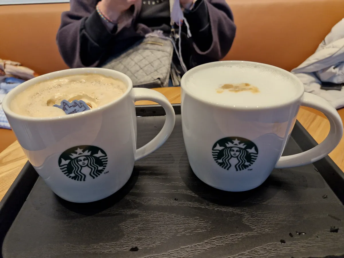 그란데-사이즈의-스타벅스-커피-2잔
