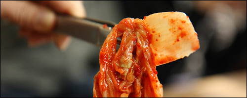 김치를 들고 있는 집게