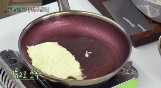 기름두른-후라이팬에-양념바른-배추-넣는-이미지