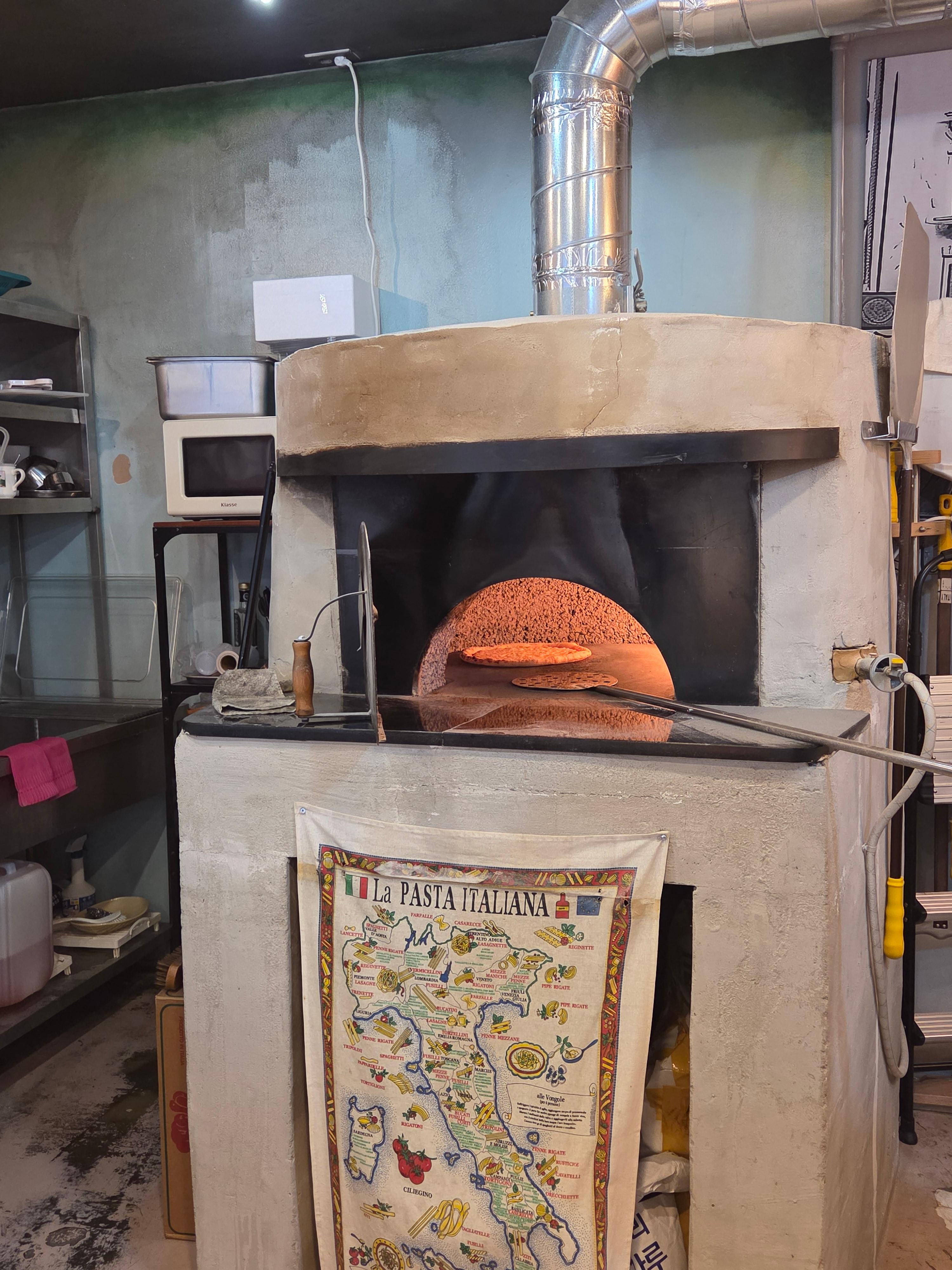 매장 내부의 화덕에서 피자가 구워지고 있는 모습