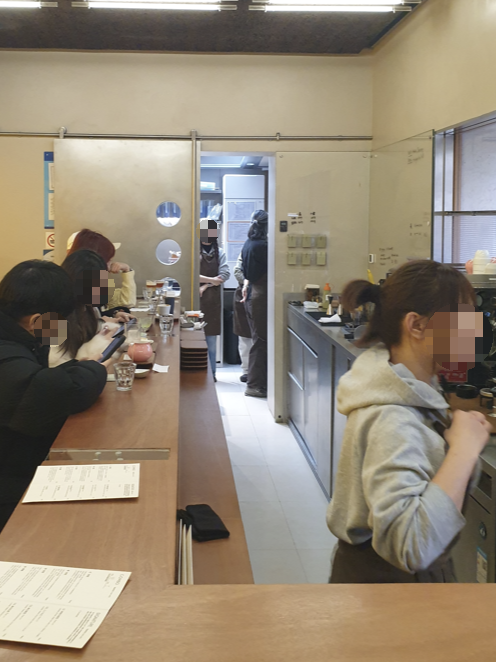 작업공간이 넉넉하지는 않다. 추출 중인 바리스타와 기다리는 고객들