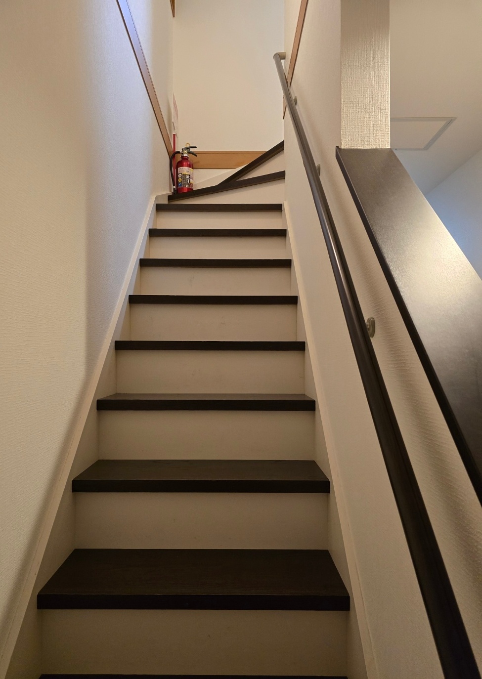 오사카 에어비엔비 주택 2층으로 오르는 계단 이미지