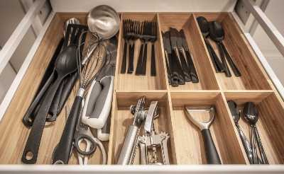 오래 쓰는 소비 습관과 부모님 세대의 생활지혜가 드러나는 주방 도구 정리