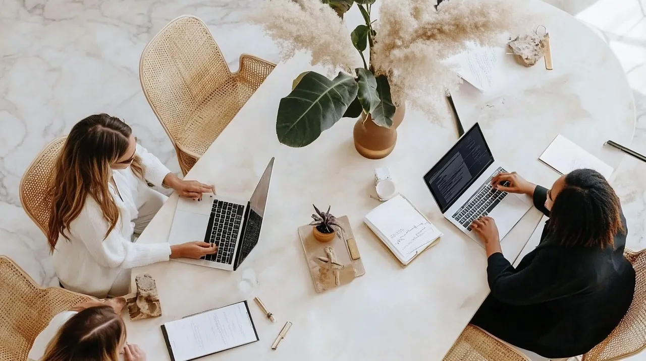 다양한 투자자들이 중국 테크 ETF 포트폴리오와 모의 투자보고서를 분석하며 효과적인 투자 방안을 논의한다. ETF 포트폴리오 전략과 투자 분석, 실전 투자검토가 실시간으로 이루어진다.