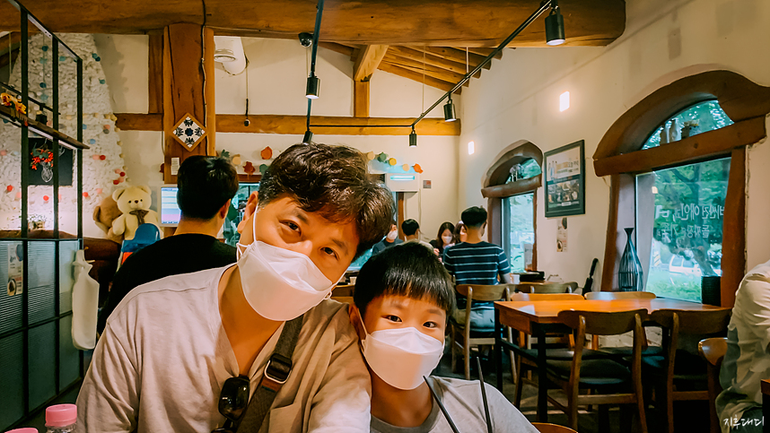 청평 돌짜장 내부