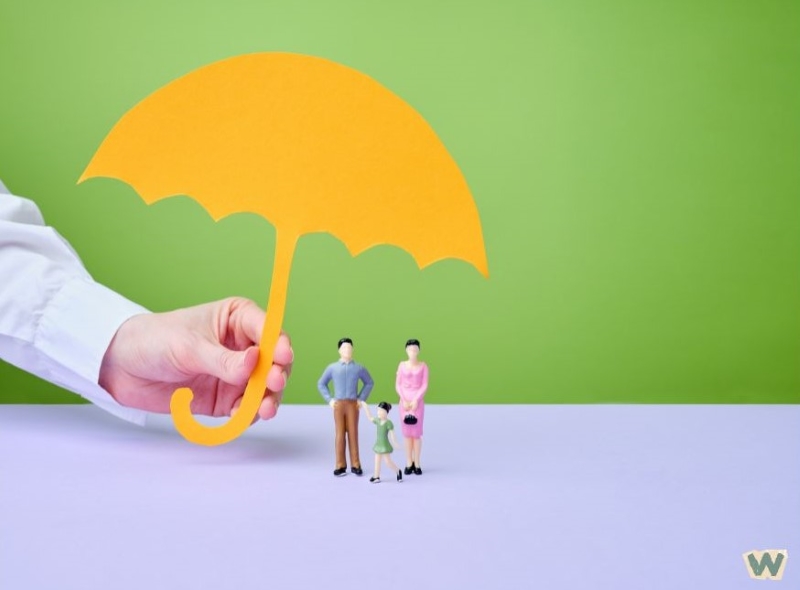 노란 우산이 가족 미니어처를 보호하고 있는 건강보험료 절약과 보험료 감면 제도를 상징하는 이미지 via canva