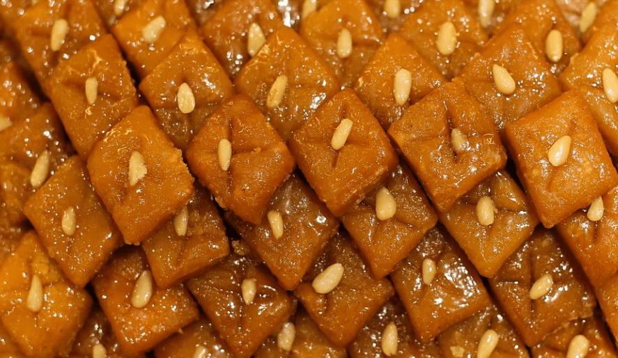 비타민E가 많은 음식 잣이 전통 과자 위에 올려져 있다