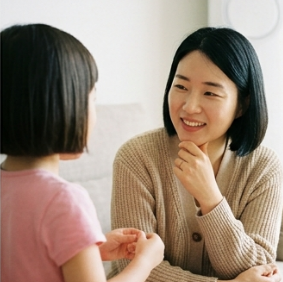 엄마가 웃으며 아이 이야기를 들어주는 모습