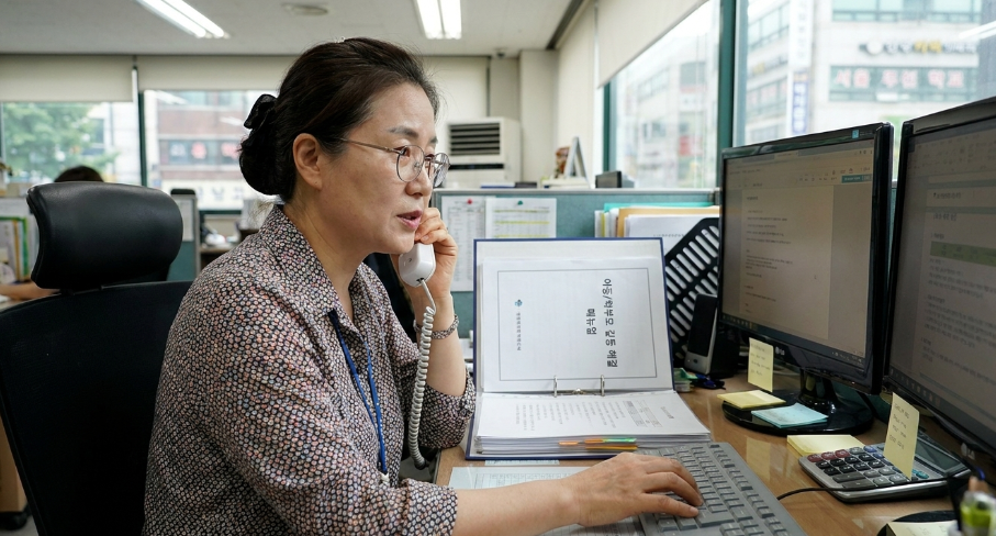 학부모와 전화 상담을 하며 친절하고 전문적으로 문제를 해결