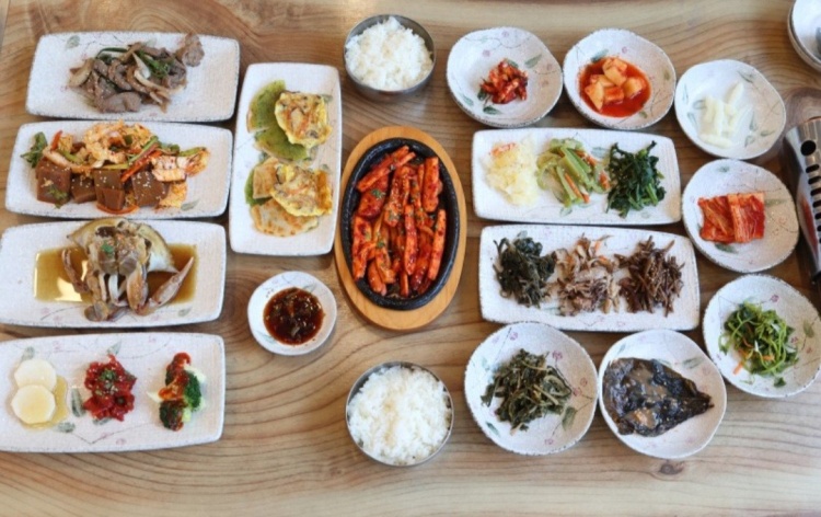 공주 마곡사 장사의 신 소문난 맛집! 40년 전통 더덕 산채 정식 맛집 추천
