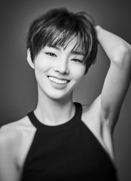 배우-조혜원이-숏컷-헤어스타일에-검은색-민소매-티를-입고-왼쪽-팔을-들고-미소를-짓고-있다.