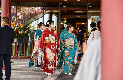 일본 입국신고서 작성법과 관련하여 입국수속 후 유카타를 입고 일본 여행 중인 사람