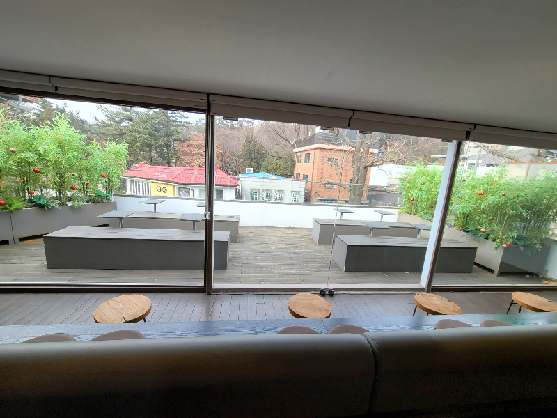 삼청동 브릭샌드 카페 야외 테라스 테이블