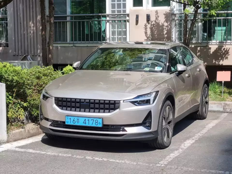 4월 초 시승했던 폴스타 2입니다.