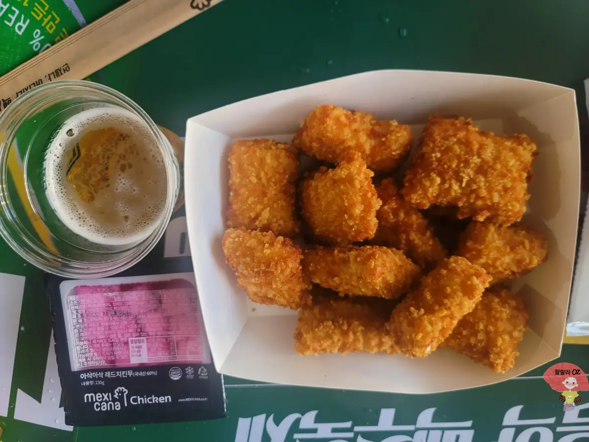 강원도-홍천-맥주축제-푸드트럭에서-사온-두입크기-네모모양-순살-치즈-후라이드-치킨-옆-분홍색-치킨무-한팩과-맥주-한잔