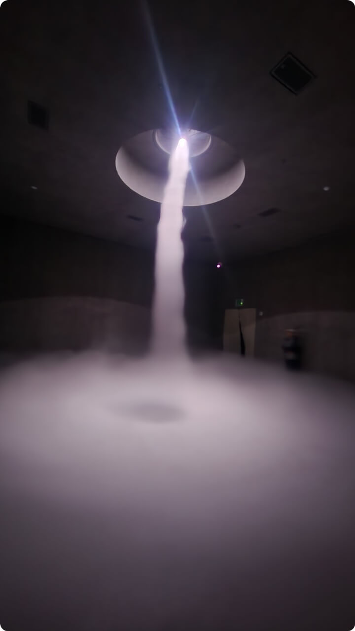 토네이도 느낌의 하얀 기둥