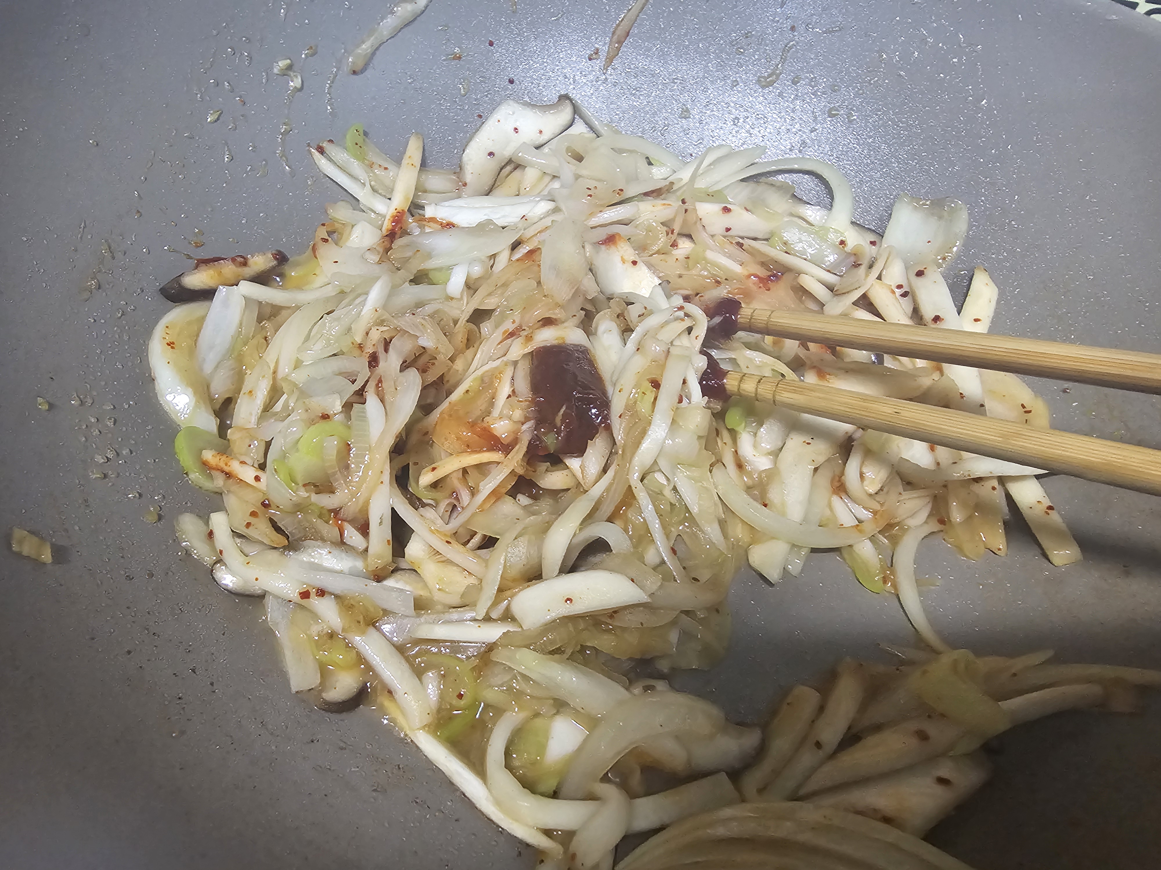 고춧가루와 양념 넣기