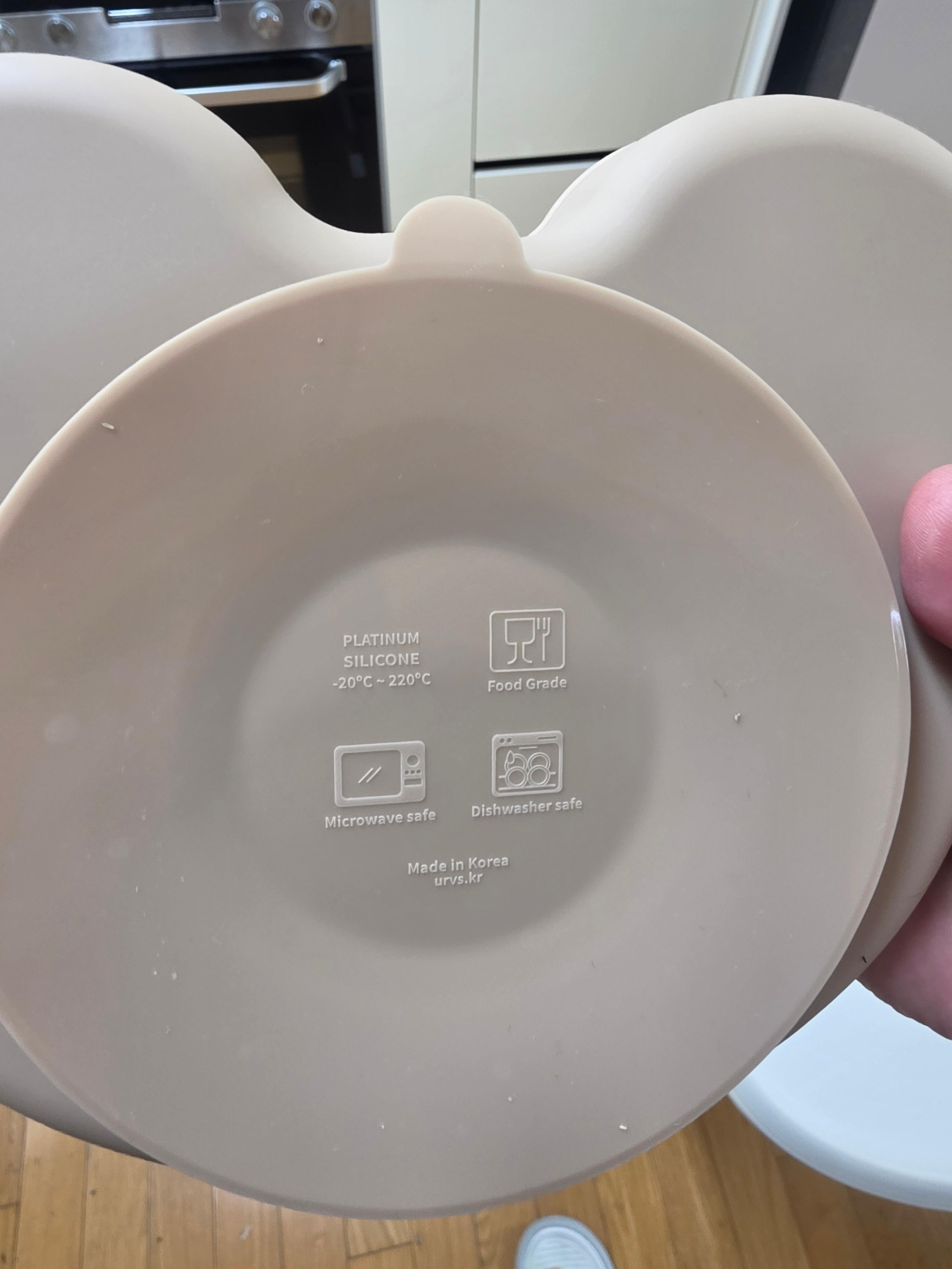 어브스 곰돌이 흡착식판 바닥면의 대형 원형 흡착판과 국내산 플래티넘 실리콘(Made in Korea) 정품 각인