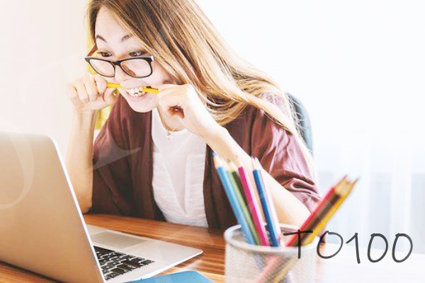 노트북을 보고있는 안경쓴 그녀