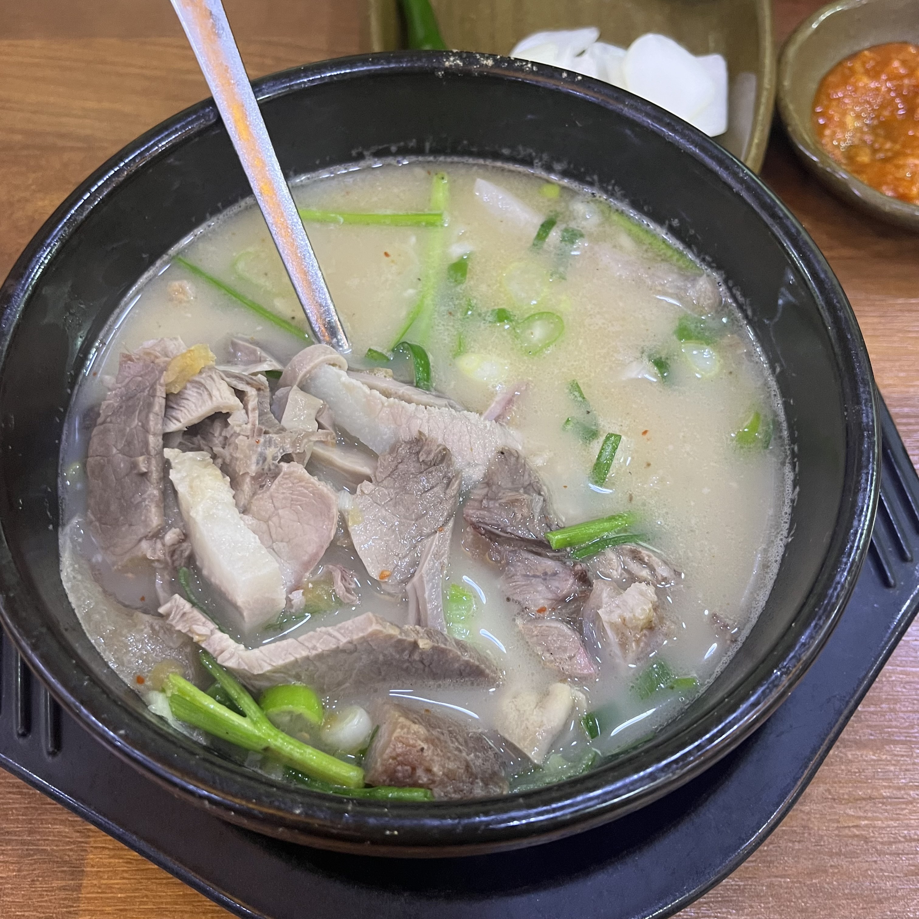 국밥안에 들어있는 푸짐한 고기