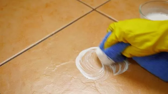 타일 바닥의 얼룩을 지운다