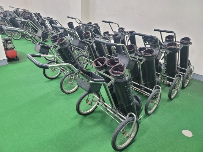 클럽 담을 통이 달린 수동카트