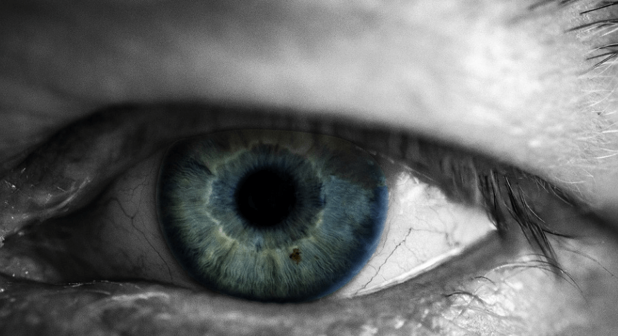 눈이 시린 이유가 궁금한 녹색 눈동자의 사람