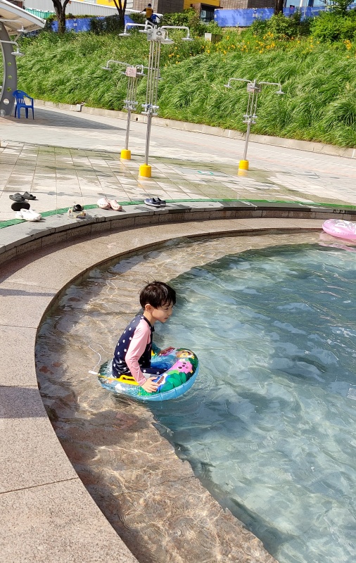 튜브 타고 있는 쿠웅이