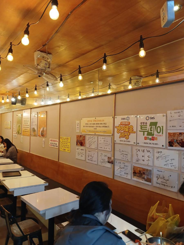 망원식당 벽면 포스터