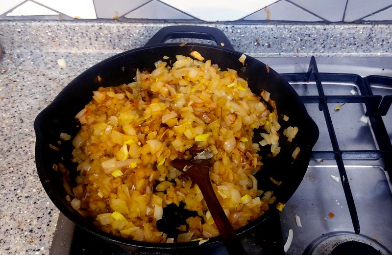 양파를 갈색이 될때까지 볶아줌