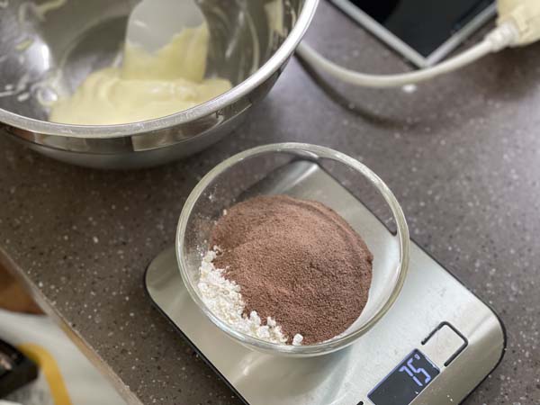 밀가루와 카푸치노 가루 계량하기