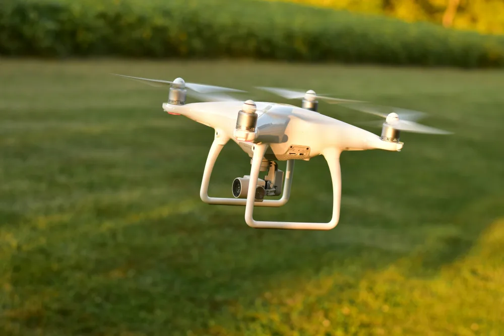 밭-위를-날고-있는-드론-사진