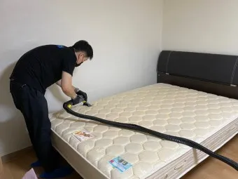 매트리스 오염 제거 베이킹소다 살균 뿌리기와 진공흡입_11
