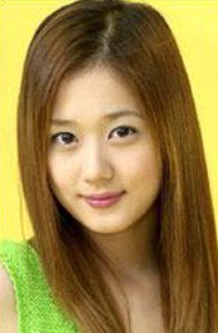 배우 장나라의 데뷔초와 현재를 비교한 프로필 사진으로, 변함없는 동안 미모를 보여주는 이미지