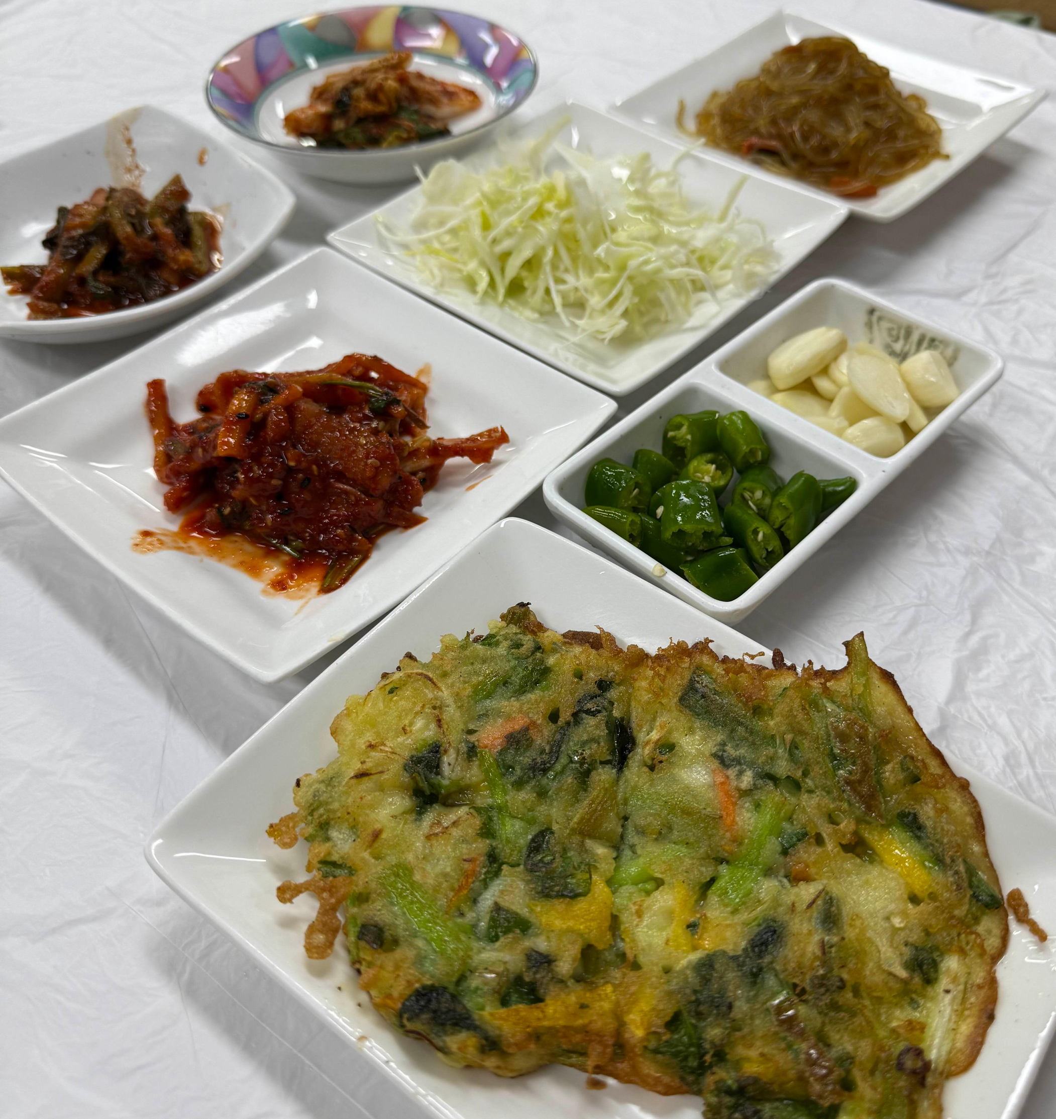 나그네식당의 정갈하고 풍성한 밑반찬 구성