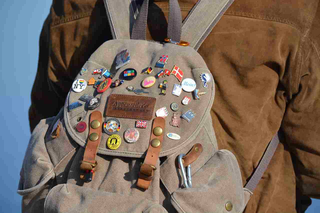 여러 국가의 뱃지가 달려 있는 배낭을 맨 여행객의 모습