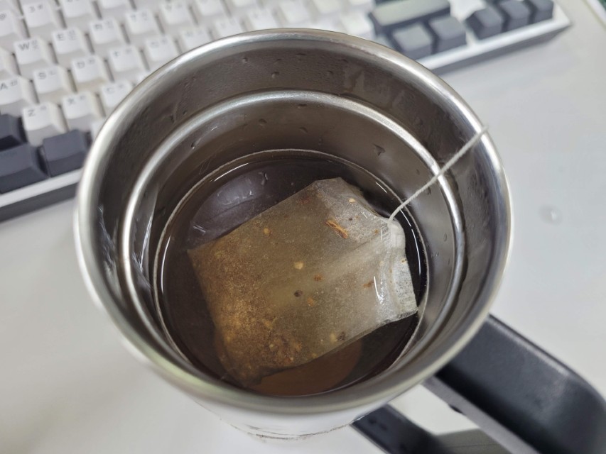 스테인리스 텀블러에 담긴 노브랜드 둥글레차