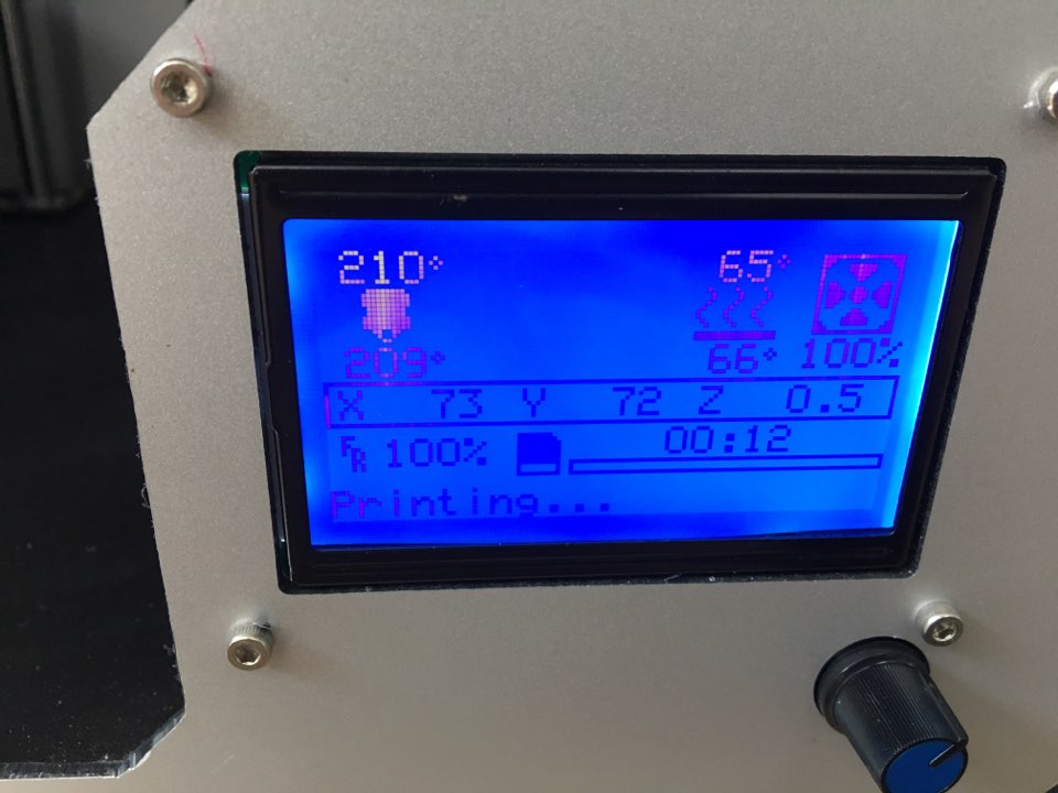 3D프린터 제어 패널에 노즐온도 210도, 베드온도 65도로 설정된 출력 진행 화면